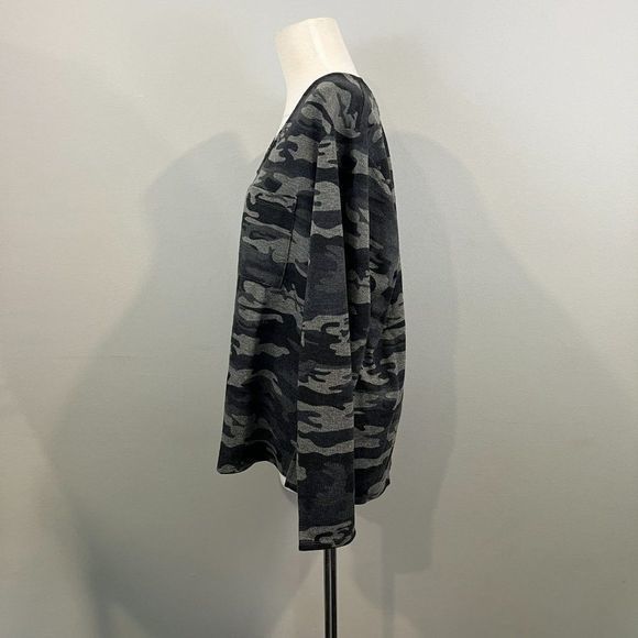 NWT SANCTUARY Grey Camo V‎ Neck Shirt (1X) - Picture 3 of 8